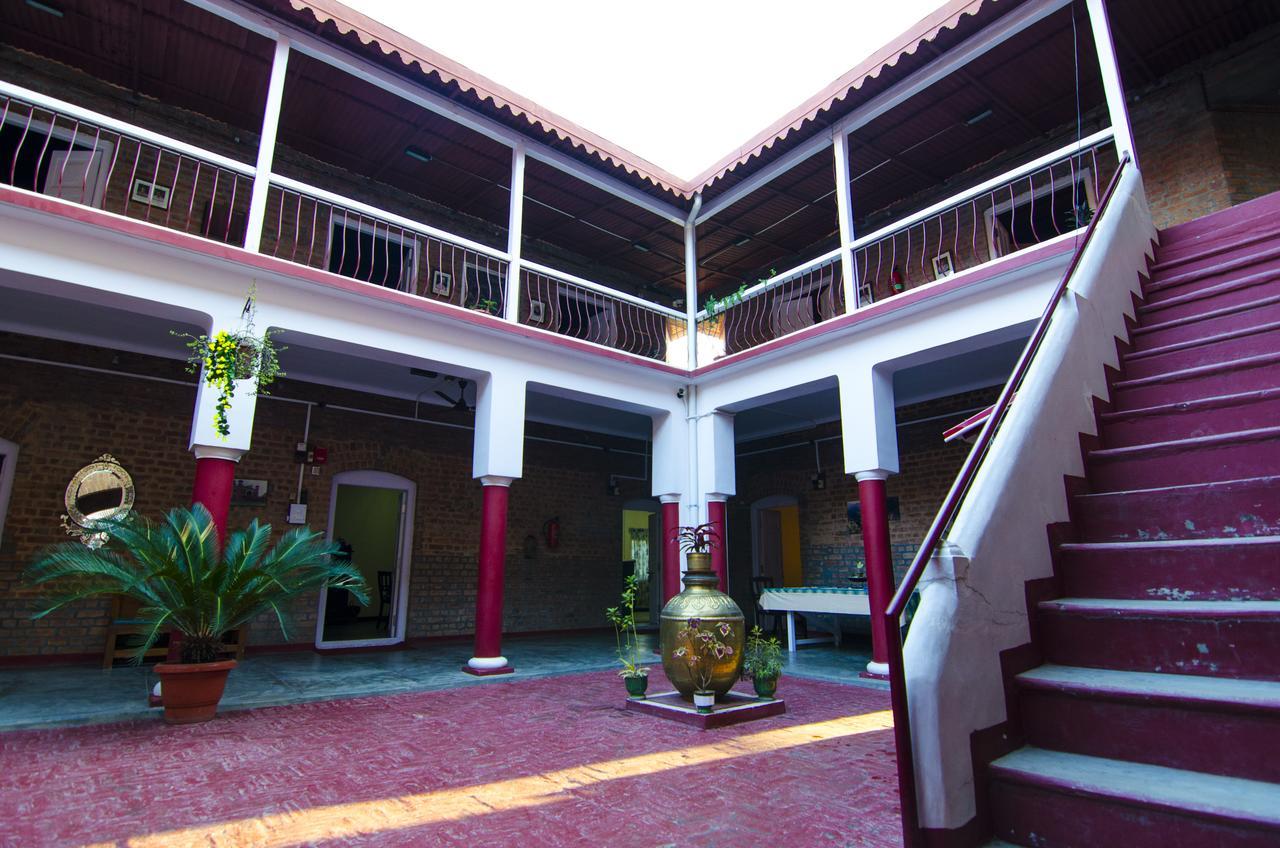 Naurang Yatri Niwas Hotel Garli Екстериор снимка